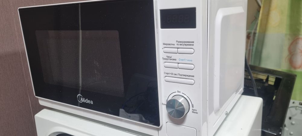 Микрохвильова піч Midea AM720C4E-W