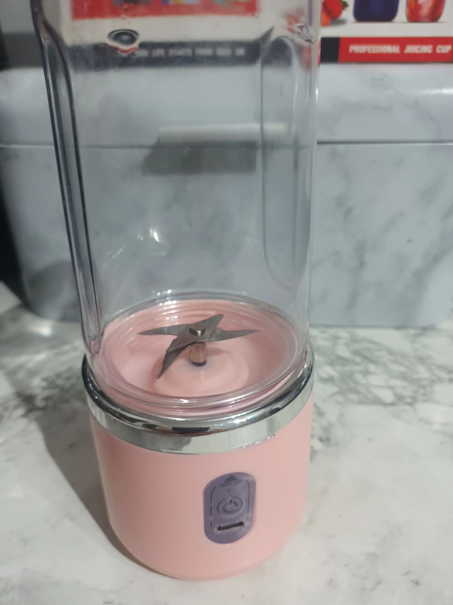 Przenośny blender  elektryczny.