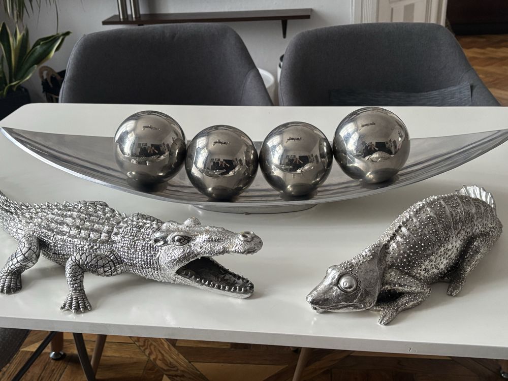 Srebrne ozdoby do domu taca srerbna z kulami, figurki kare design