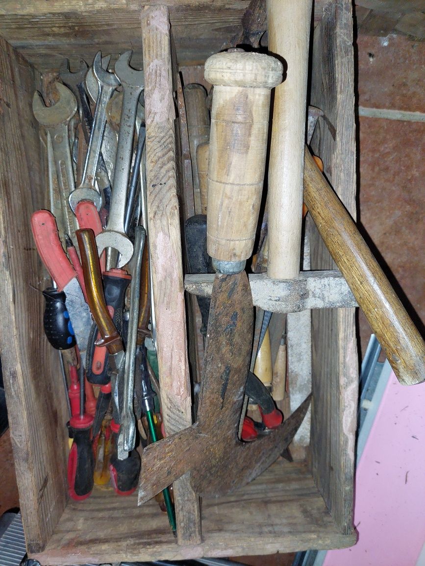 Muitas ferramentas manuais usadas