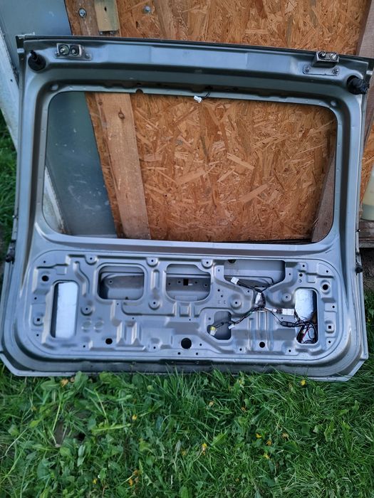 Sprzedam klapę tył do Nissana X-trail t30 od 2001 do 2007