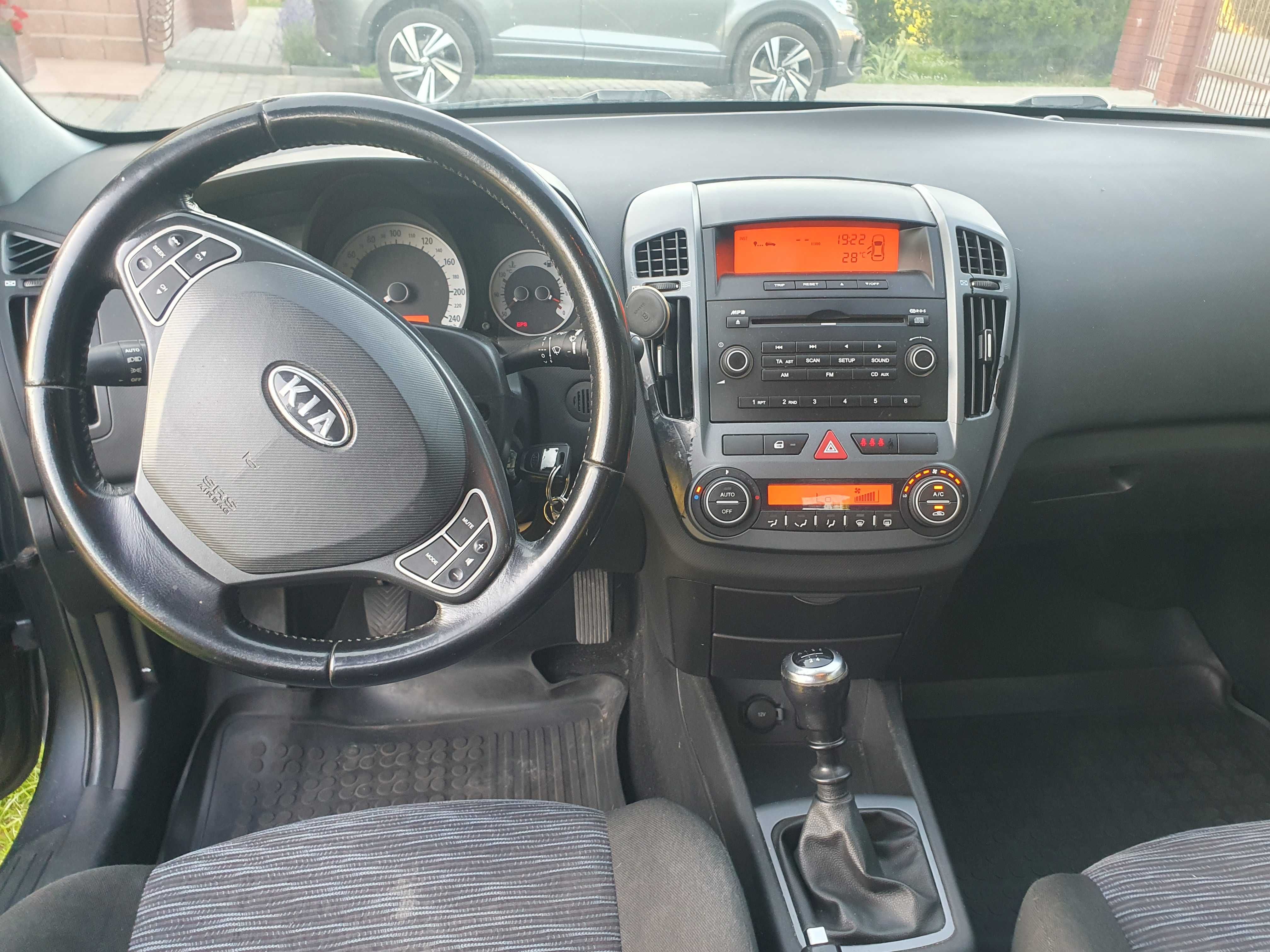kombi kia ceed niezawodna, pakowna