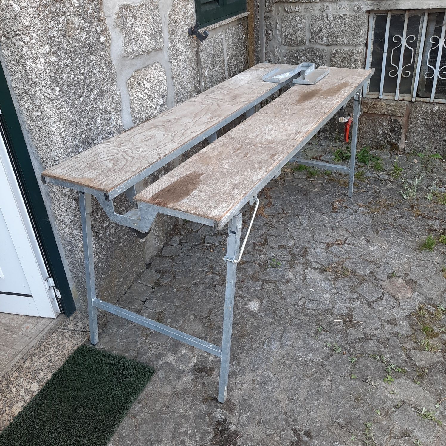 Mesa de trabalho, em bom estado