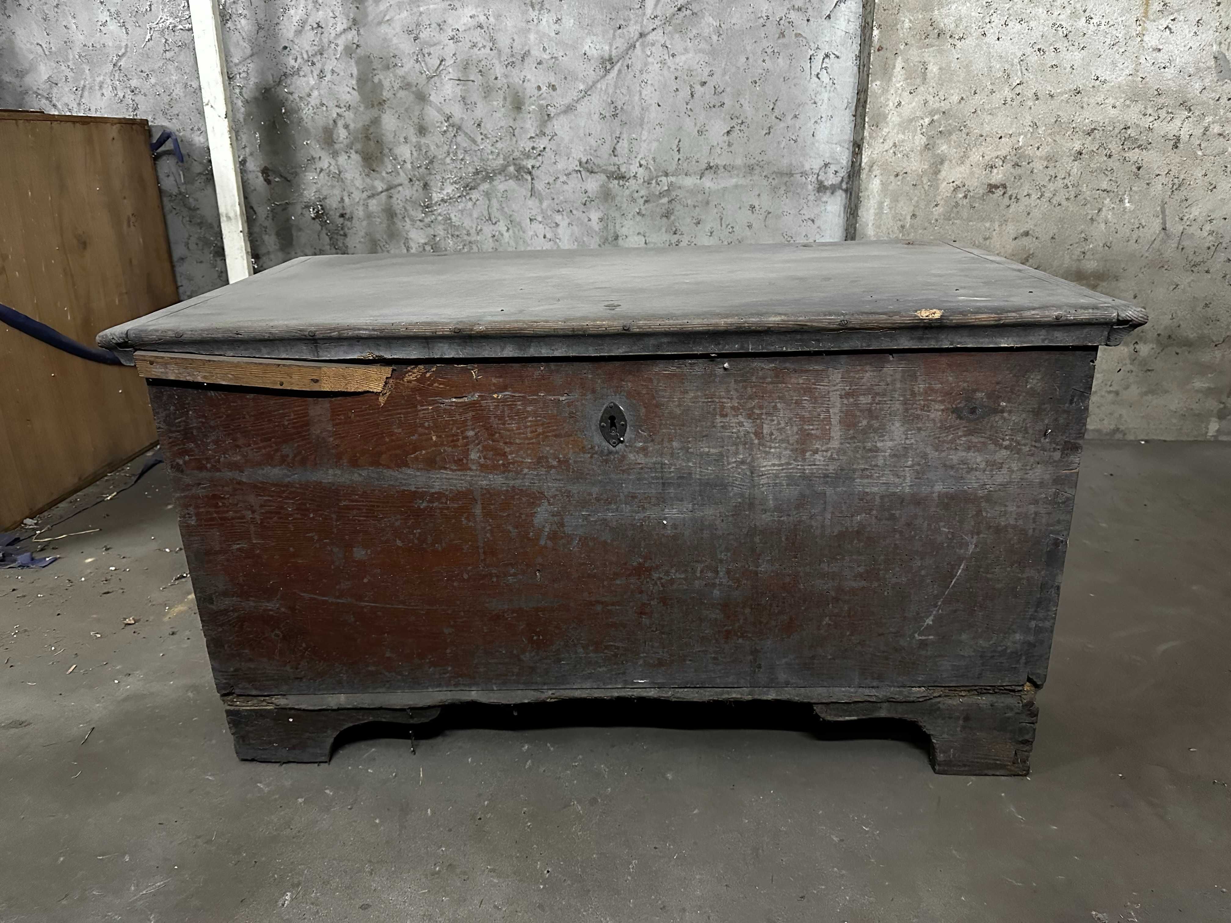 Drewniana skrzynia vintage – kufer rustykalny