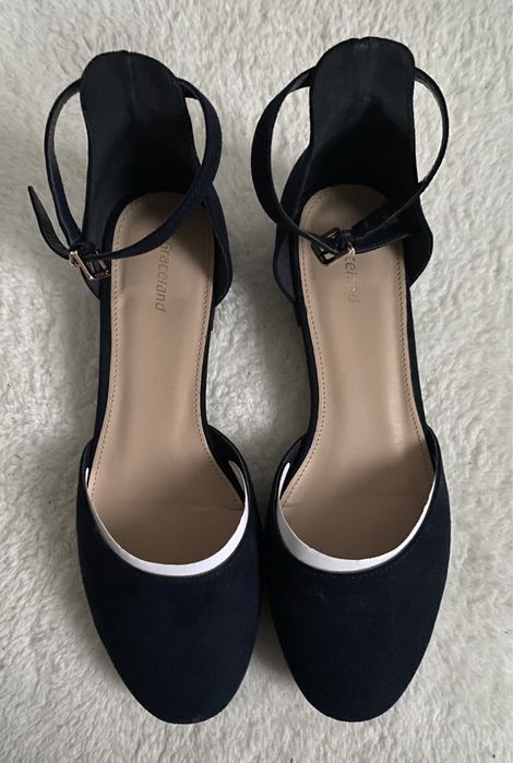 Granatowe damskie czółenka Graceland z zabudowanym przodem - stylowe!