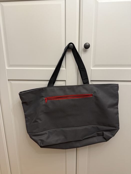 Duża szara torba podróżna