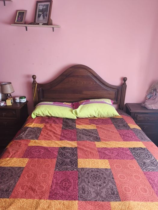 Cama c/ mesas de cabeceira