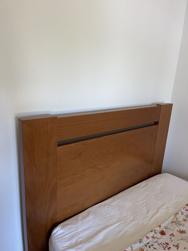 Cama com colchão e roupa de cama