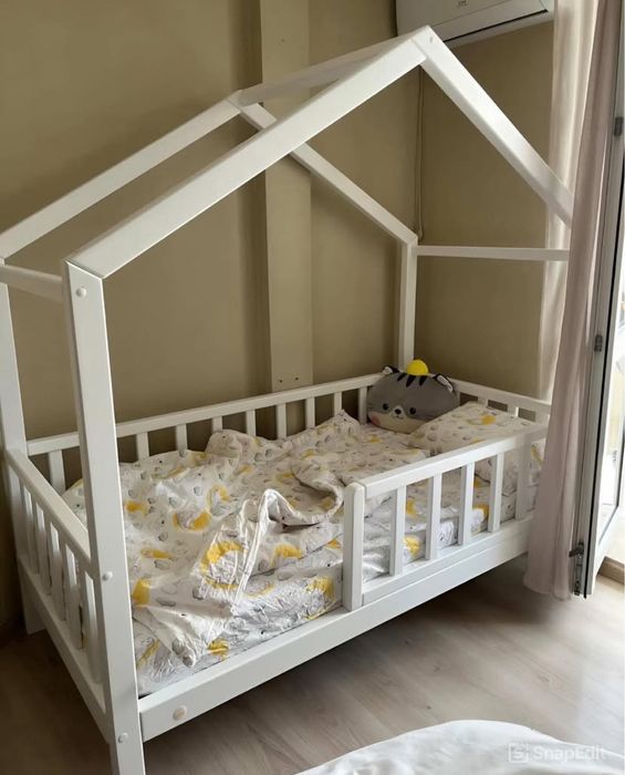 Ліжко дитяче з дерева будиночок