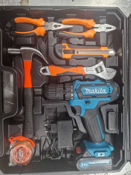 Шуруповерт Makita із великим набором інструментів