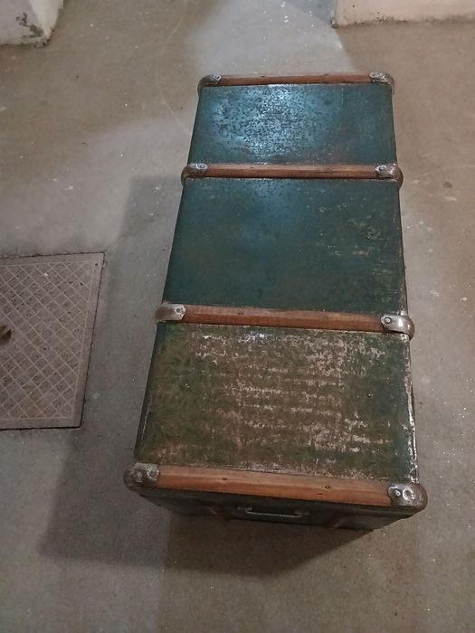 Arca bau antigo em madeira revestida em chapa