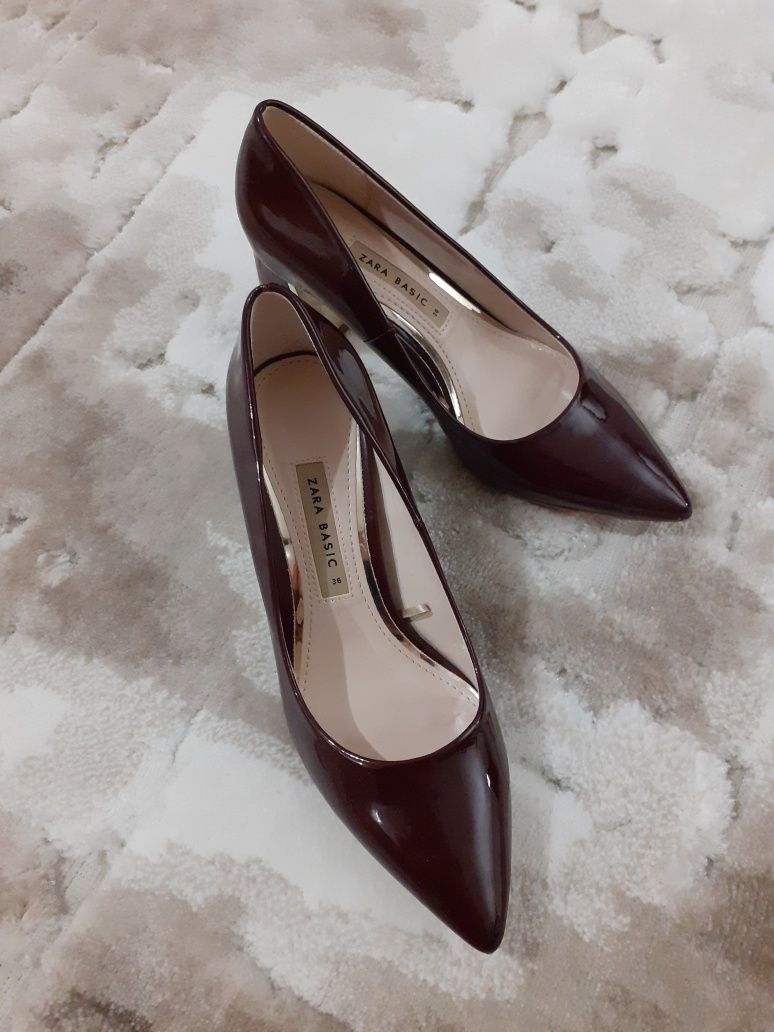 Sapatos em verniz bordeaux Zara