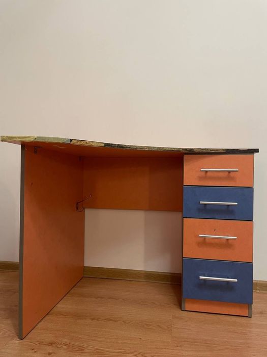 Віддаю стіл і поличку, самовивіз, місто Івано-Франківськ