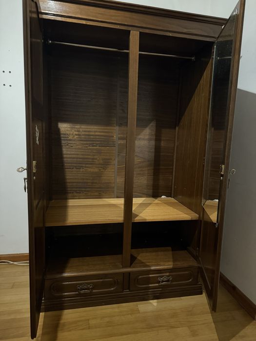 Roupeiro em madeira escura