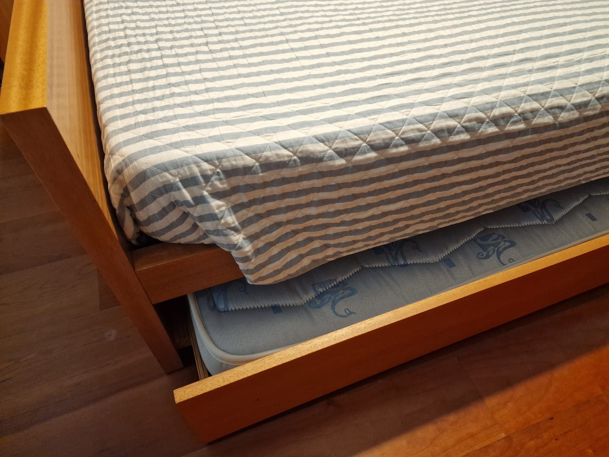 Mobília de quarto  (cama dupla e móvel)