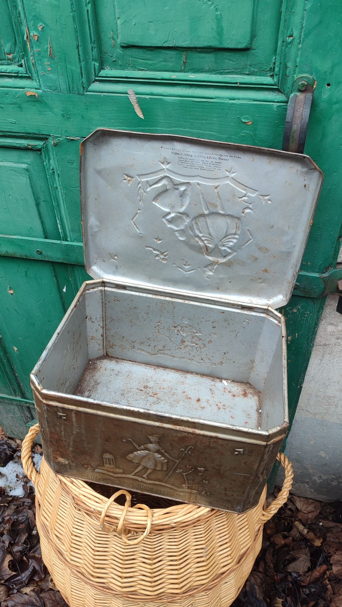 Zabytkowa skrzynka metalowa