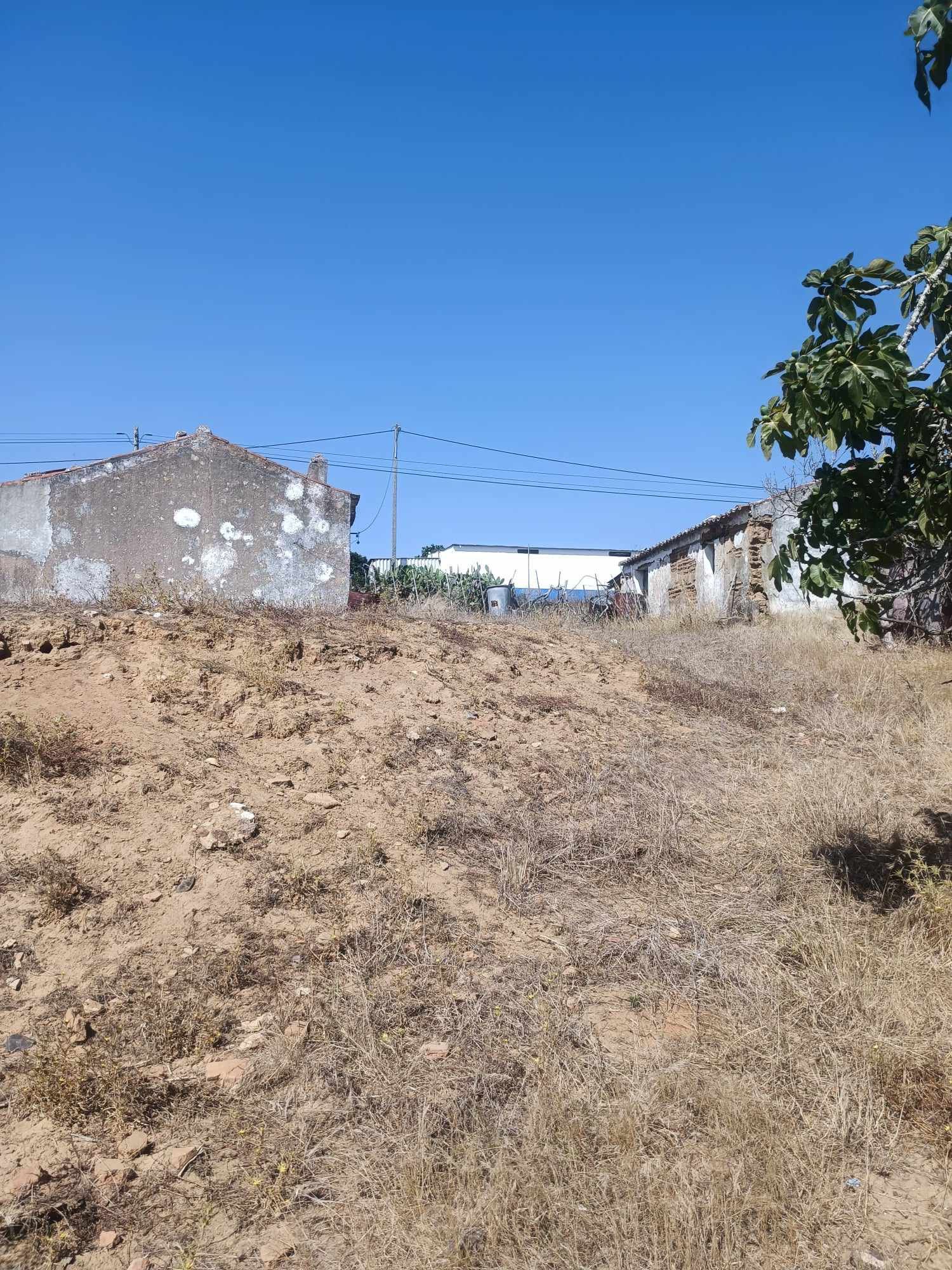 Terreno com 2 casas em Ruína