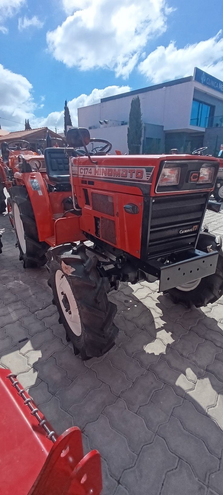 Trator HINOMOTO C174 4x4