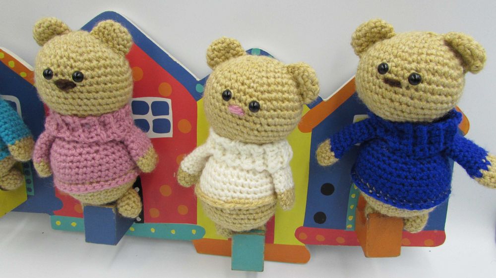 Misiu w koszulce ręcznie robiony maskotka amigurumi