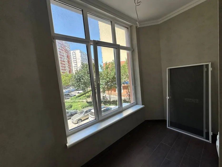 ЖК Радужный, 2 спальни и кухня, новый ремонт, низкий этаж