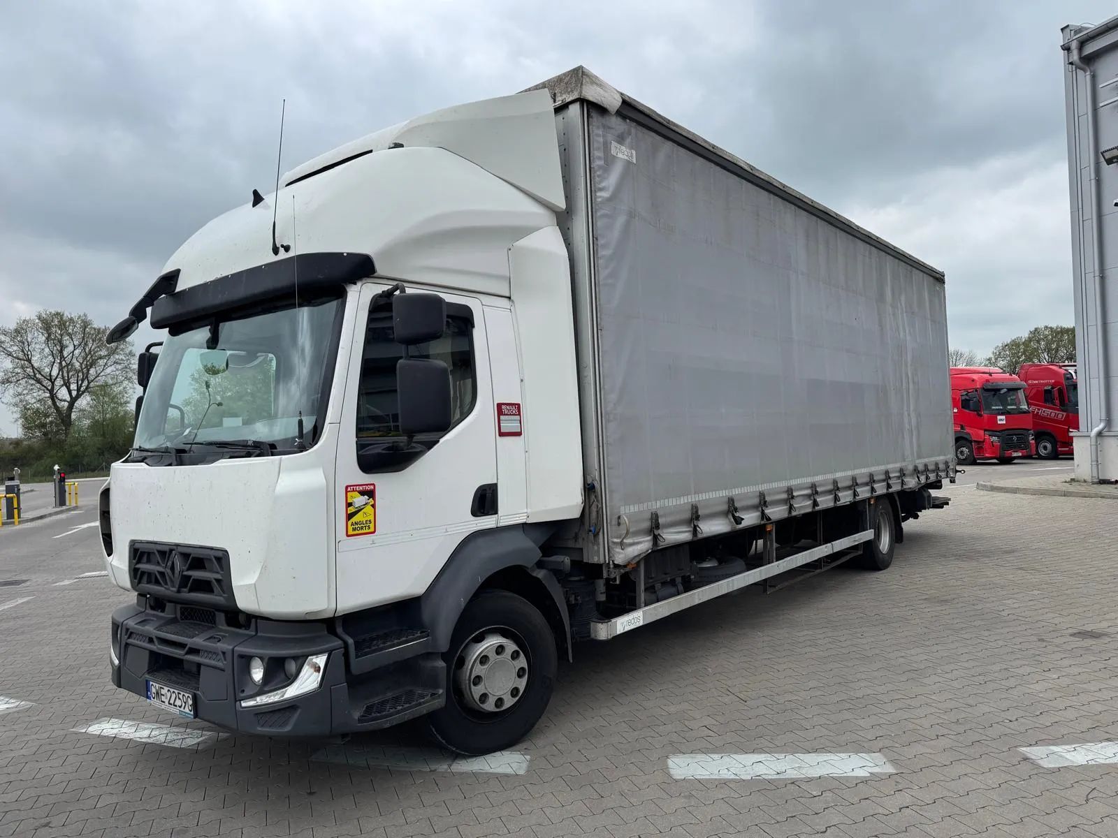 Renault D 16 2.1  po kontrakcie; winda; ładowność 8108kg; DMC 16t; euro VI