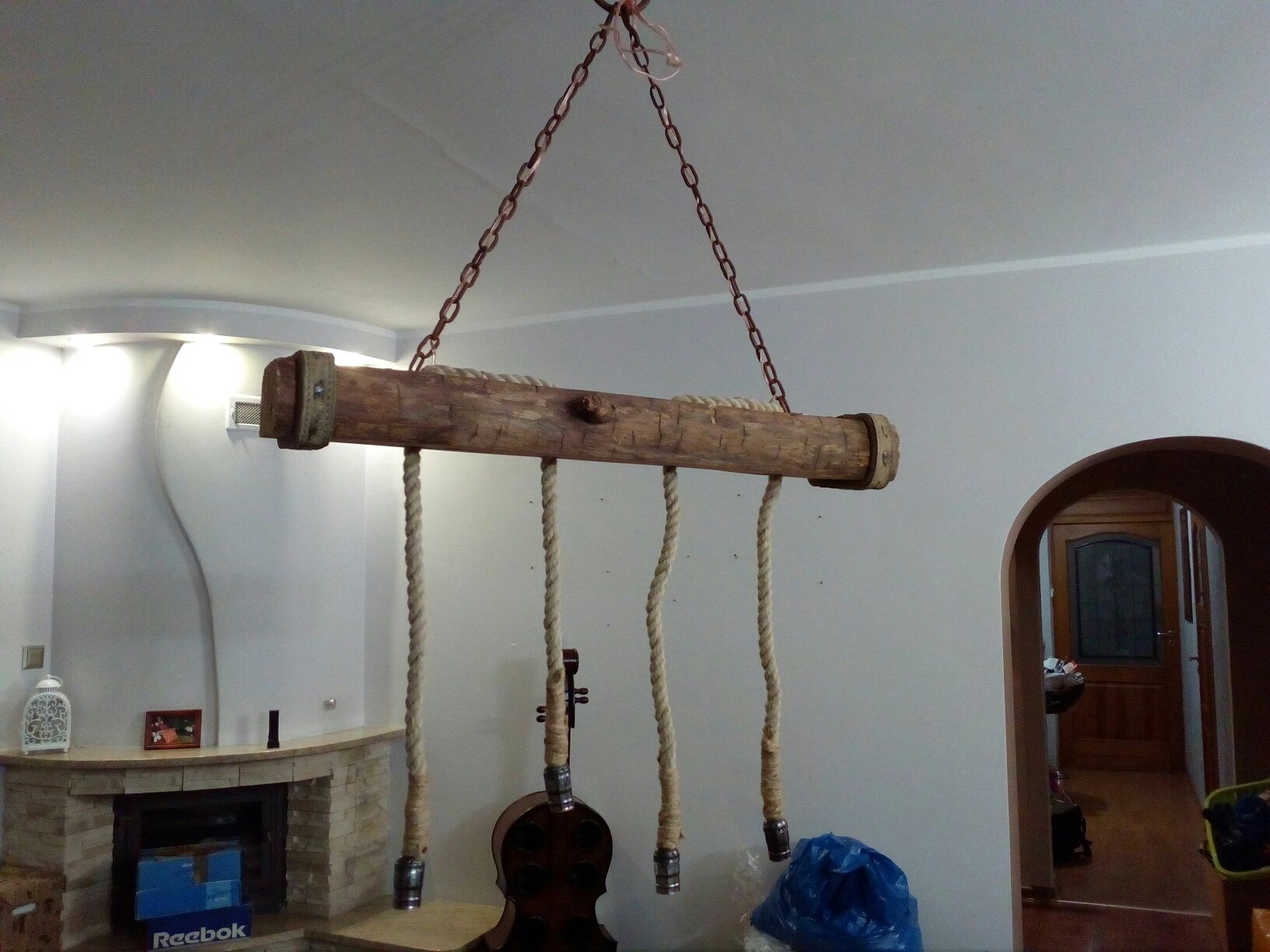 rustykalna lampa wisząca z belki, sznura i łańcucha na 3 żarówki