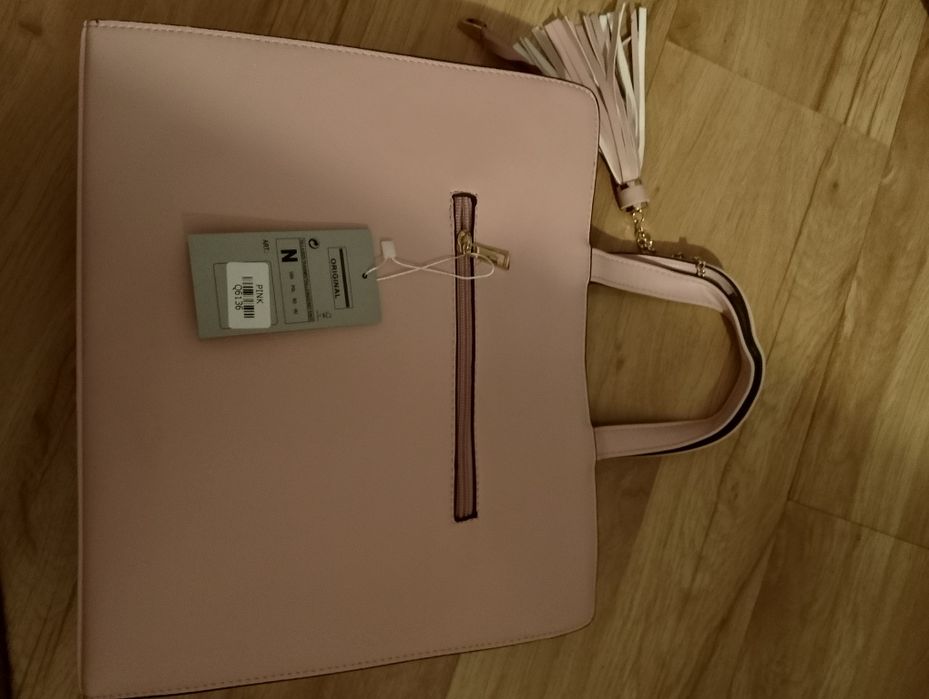 Nowa torebka na ramię z frędzlem w kolorze pudrowym