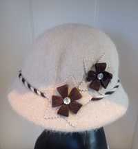 Elegancki kapelusz damski ze zdobieniem