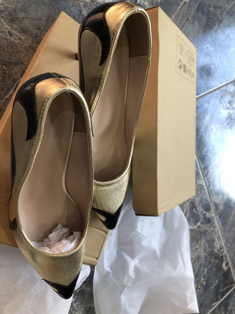 Sapatos senhora preto e dourado muito bonitos