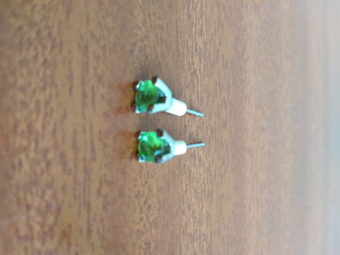Brincos prateados com pedra verde