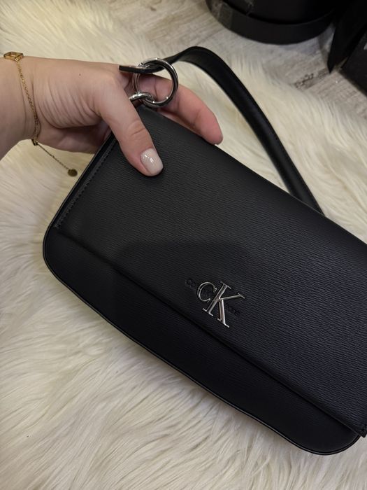 Сумка чорна шкіряна Calvin Klein з даома ремінцями