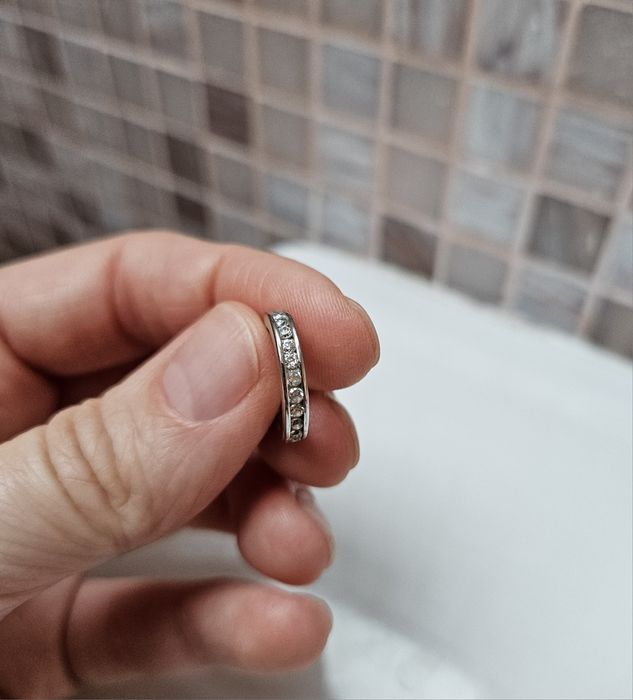 Kolczyk kółeczko z cyrkoniami Apart