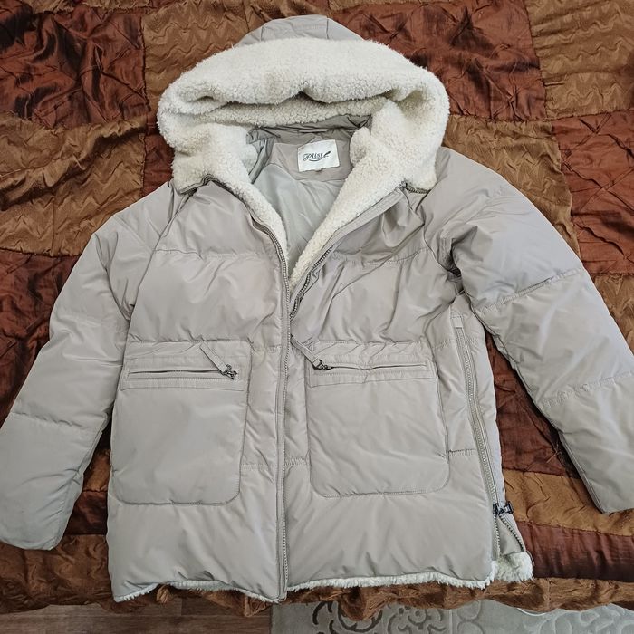 Жіноча куртка б/у 48 розмір, світло-сіра, з овчиною