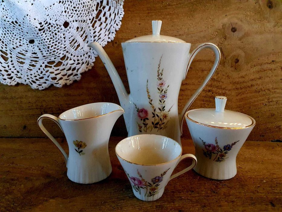 Porcelanowe wazy, serwisy