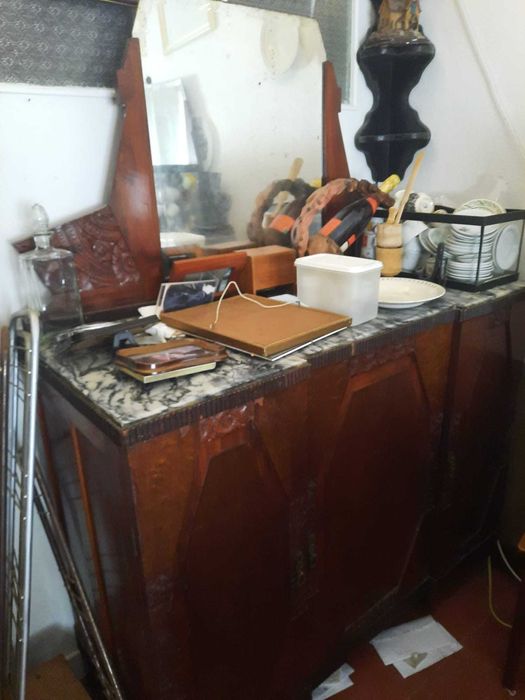 Móveis antigos + cadeiras