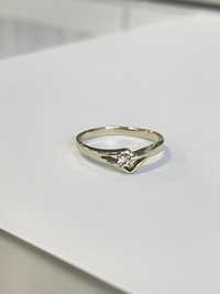 Złoty pierścionek 585 (białe złoto), rozmiar 17