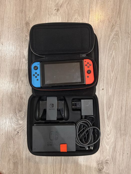 Nintendo switch z dwoma pokrowcami