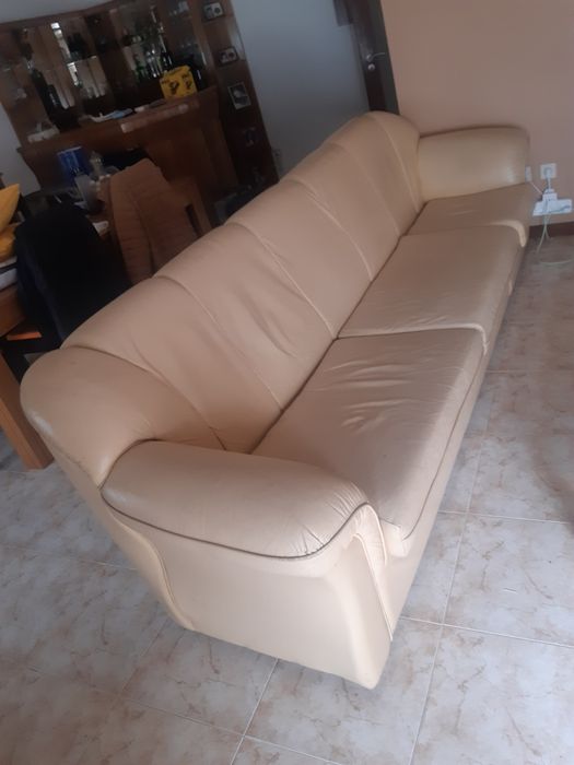Sofá em pele cor creme com 2,95m