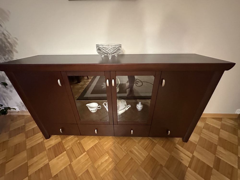 Komplet mebli wraz ze stołem i krzesłami