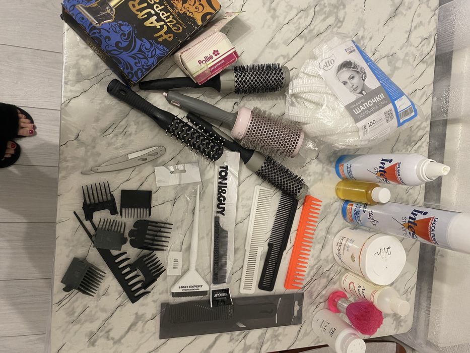 Шампунь, гребінці, насадки, фарба, все практично нове.