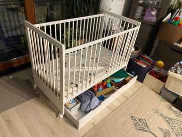 łóżeczko dziecięce (stan idealny/ praktycznie nieużywane)