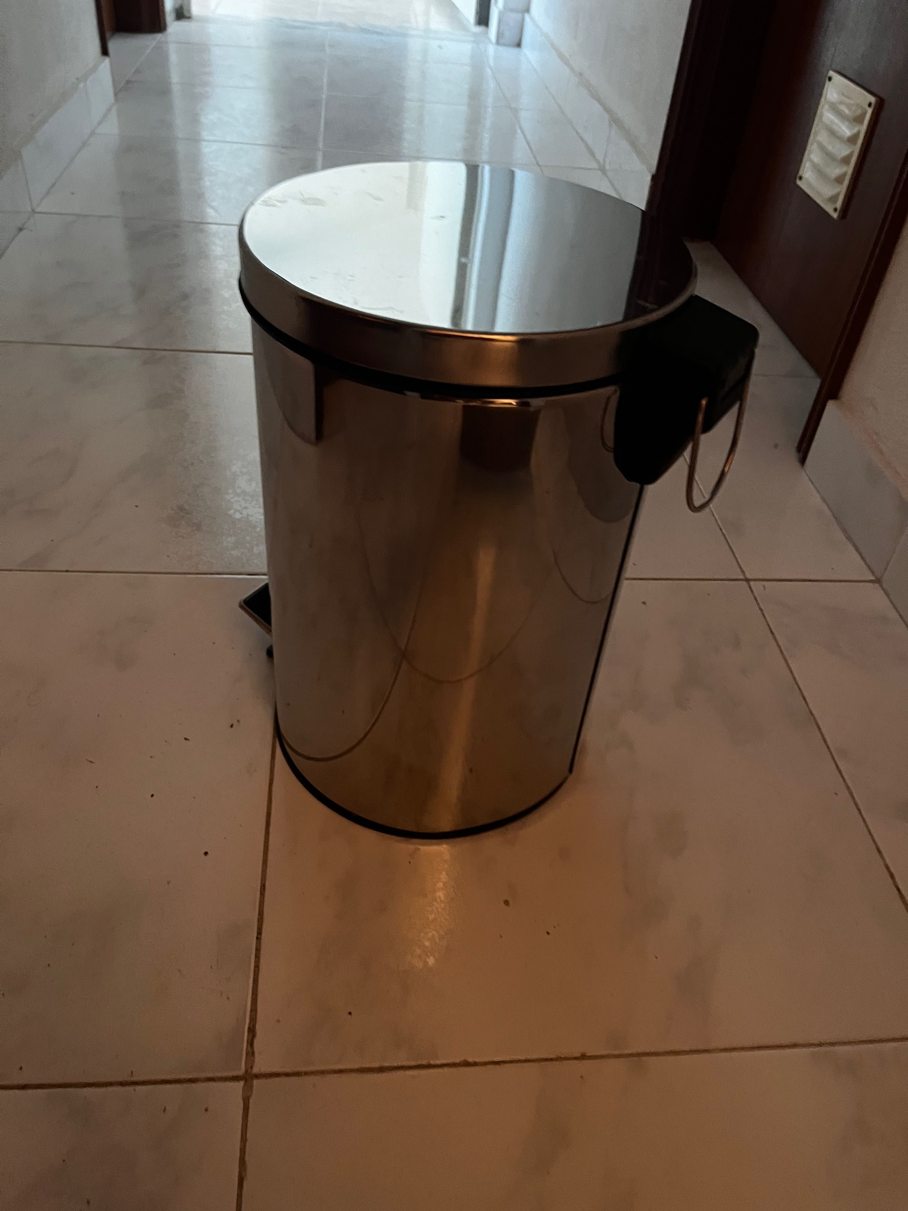 Caixote do lixo nunca utilizado