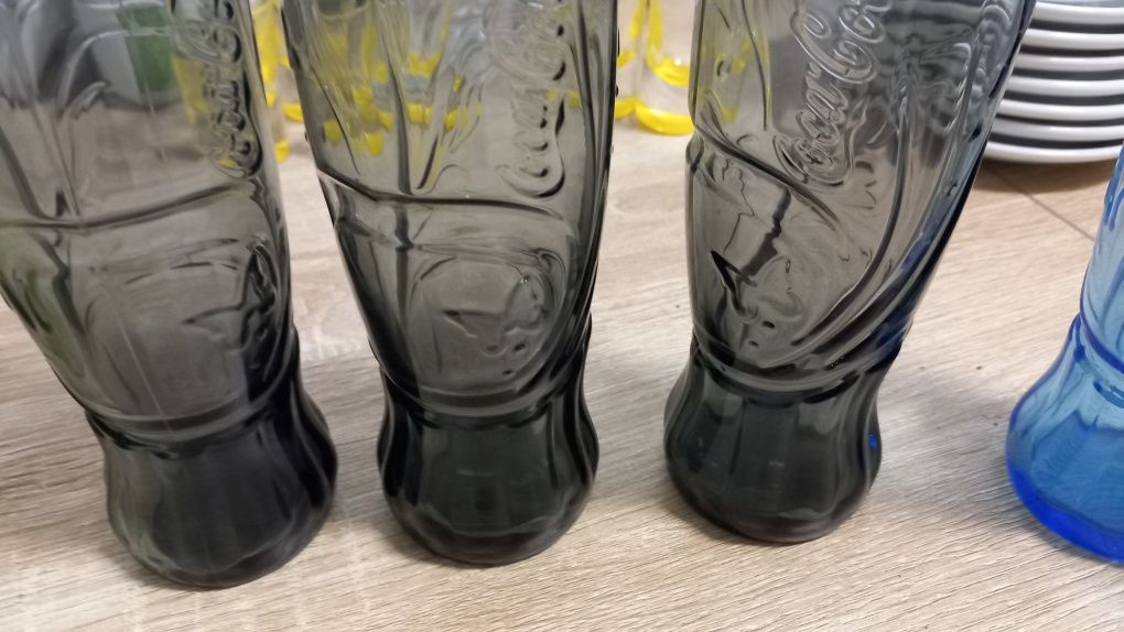 Vários copos Coca Cola