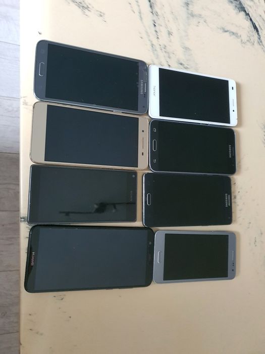 Zestaw starszych telefonów.