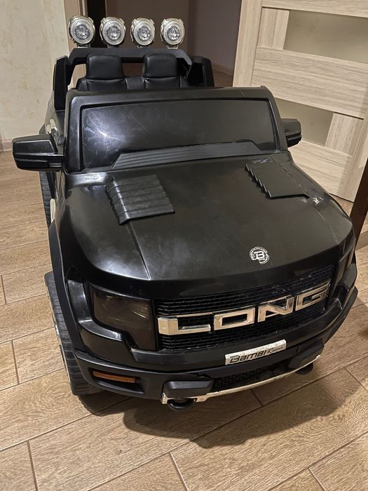 Продам детскую крутую  машину на пульту