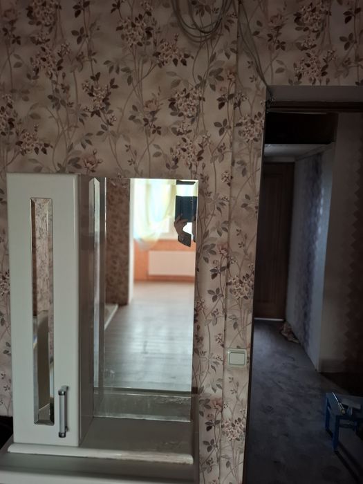 Дзеркало з двома тумбочками