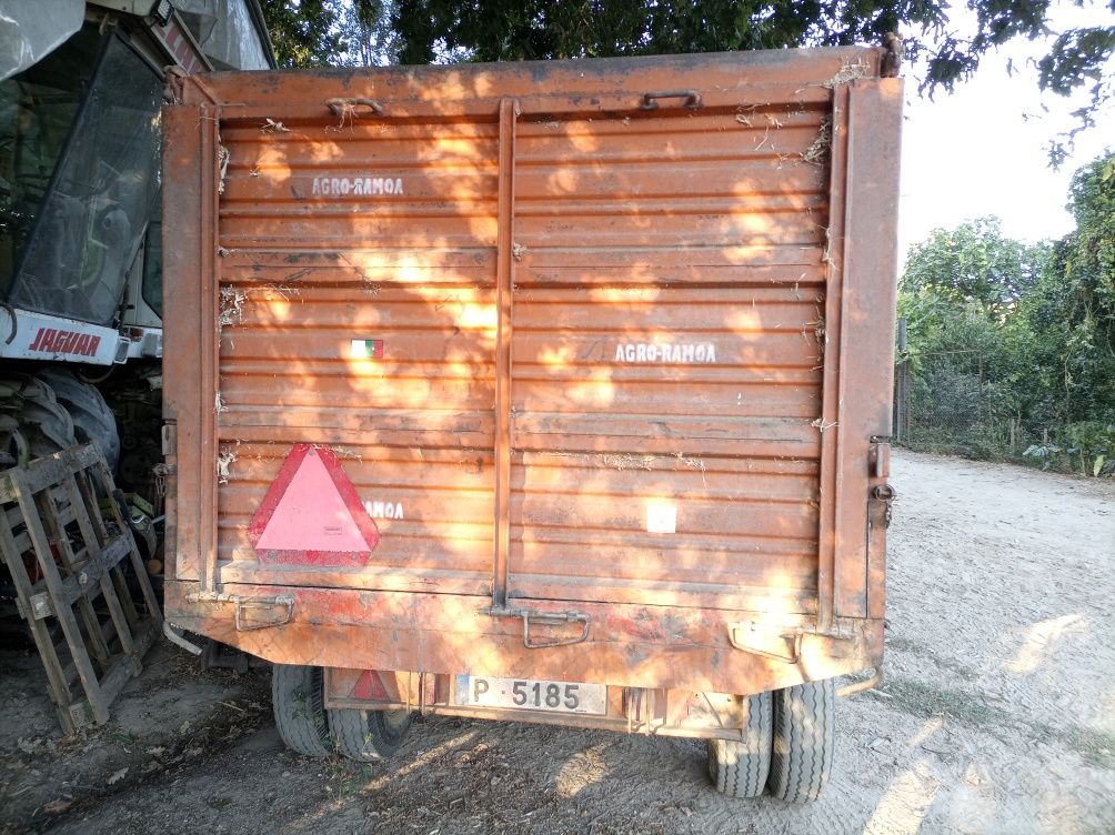 Reboque agrícola tribasculante Agril 5000