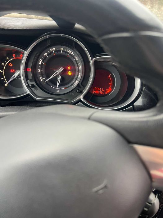 Carro DS3 de 2011 em bom estado