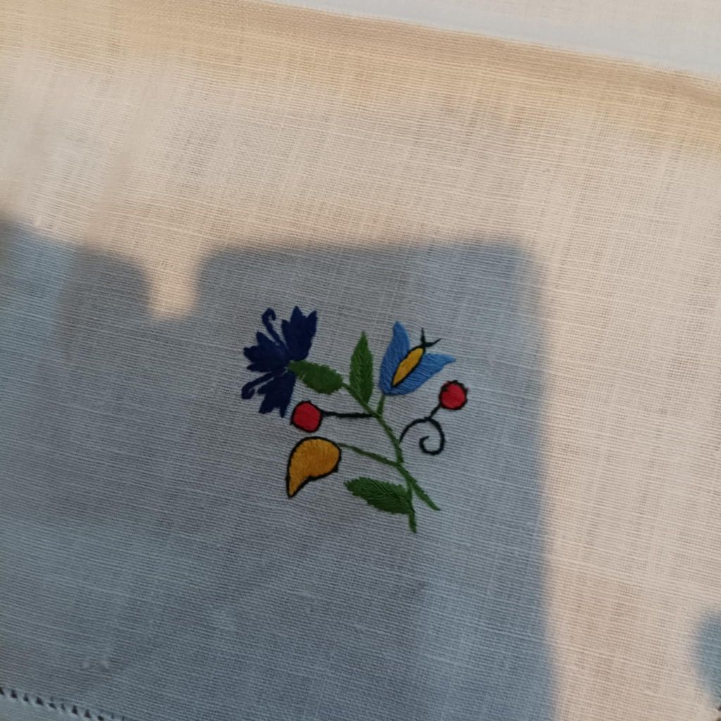 88. Bieżnik na stół i 3 serwetki
