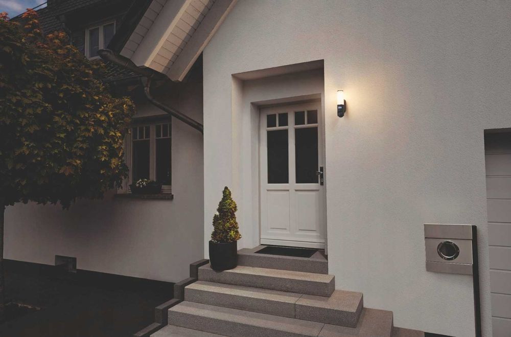 OSRAM Inteligentny kinkiet LEDVANCE SMART+ z kamerą HD Wi-Fi